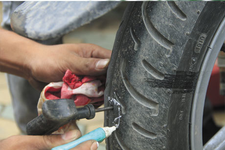 Sử dụng keo tự vá cho lốp không săm liệu có an toàn như lời đồn