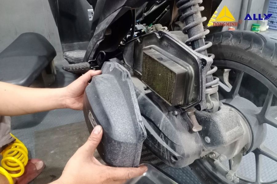 Khi Nào Cần Vệ Sinh Lọc Gió Xe Ga