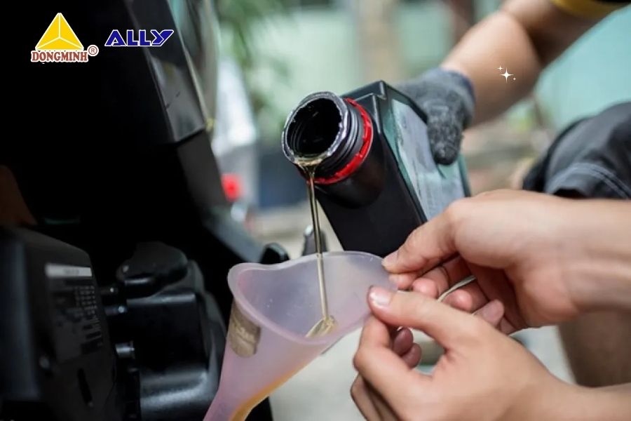 Cách Thay Nhớt Xe Máy Đúng Cách Giúp Động Cơ Vận Hành Bền Bỉ