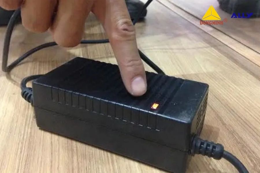 Bình Xe Máy Điện Sạc Không Vào - Đâu Là Nguyên Nhân?