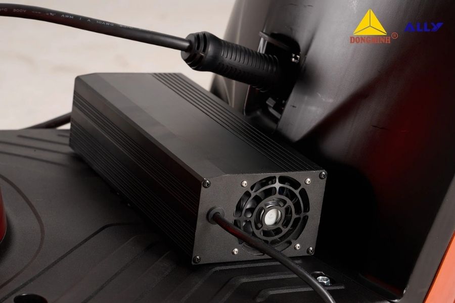 Bình Xe Máy Điện Sạc Không Vào - Đâu Là Nguyên Nhân?